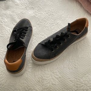 New Reef Tennis shoes, could not wear due to foot surgery